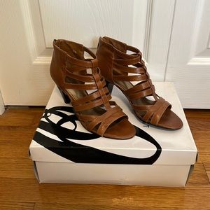 Nine West Gladiator Sandals sz 6. Camel leather. Like new.